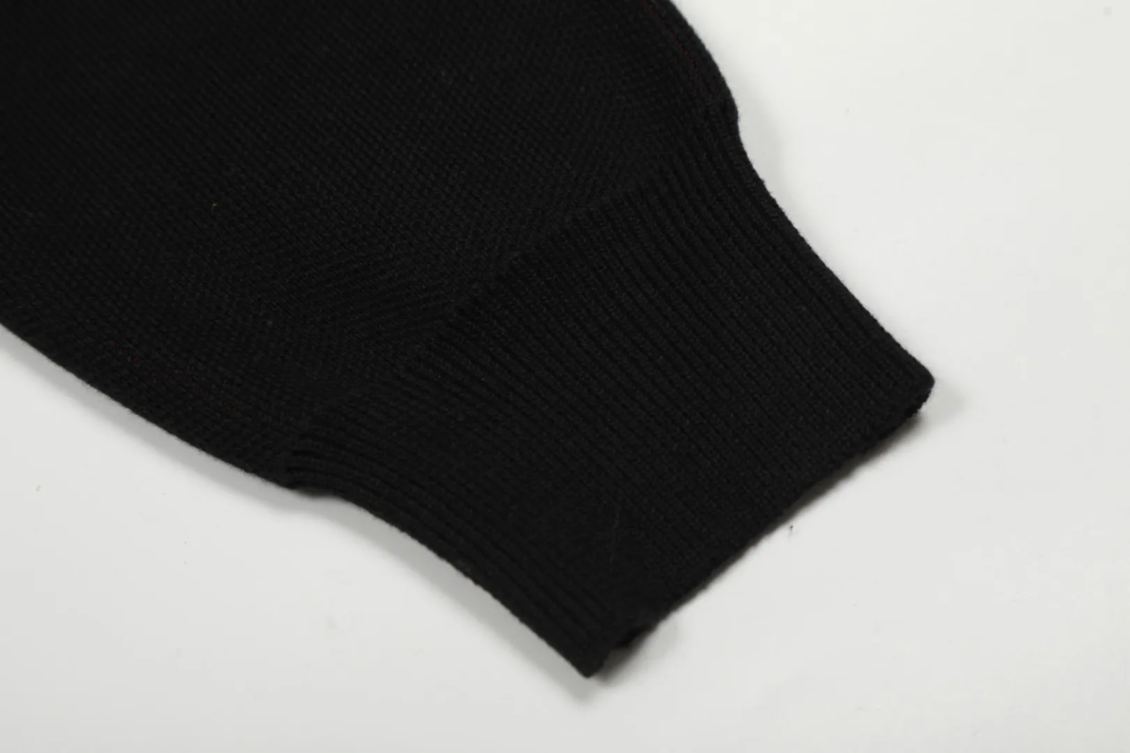 P250 Top quality" Style number: DS164# (not off the shelves all year round) [Ralph Lauren autumn and winter Malaysia embroidered logo knitted POLO lapel sweater] ✅Ralph Lauren Ralph Lauren classic basic lapel POLO same style knitted autumn and winter sweater for men and women ✅Main supplier platform live broadcast Wholesale entity Replenish when out of stock Not off the shelf ✅ZP quality 1:1 version Scan the code to enter the GF website Counter quality ✅Detailed quality is the only one in Guangzhou Imported quality cotton yarn, 750g weight, focusing on high-end, cost-effective, good quality, needless to say, ✅The version is restored to the original order, the maximum size can be worn up to 190 pounds, loose, comfortable and stress-free, ✅The upper body is simple and easy to match, a must-have for male gods. Good-looking clothes are never picky. A must-have in couples' wardrobes. Size: S-XL. Color: Milk white, gray, black and white, black and red, navy white label, navy red label